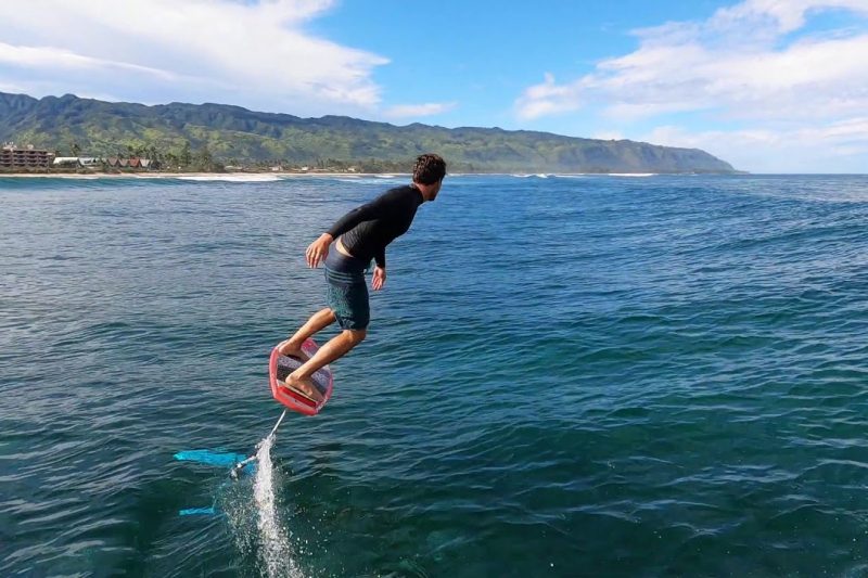 This hydrofoil surfer on a dark swell in the Pacific Northwest :  r/oddlysatisfying